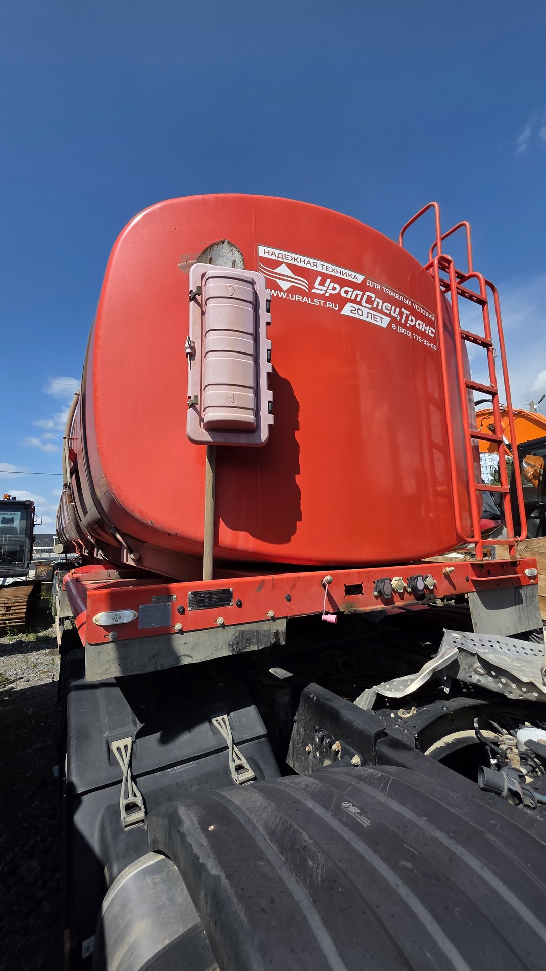 УралСпецТранс Полуприцеп цистерна 94652L-A2-06 — Тюмень