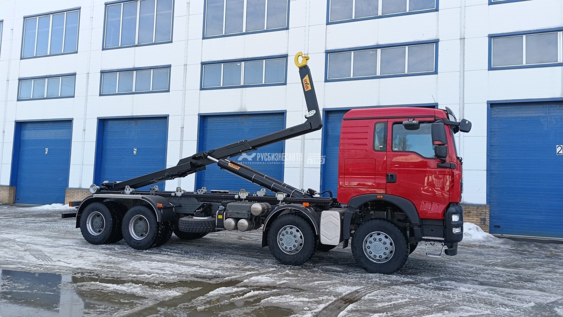 Мультилифт HOWO T5G 8х4 + HyvaLift TITAN 26-65-S — новая техника в лизинг