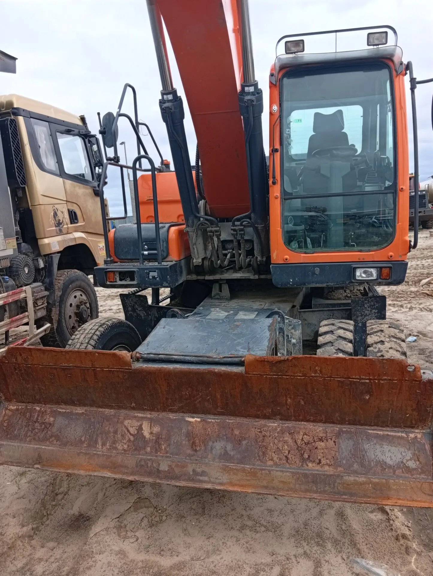 Doosan DX190* Экскаватор колесный — Новый Уренгой
