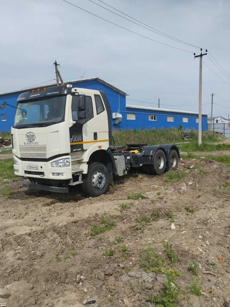 FAW специализированный, седельный тягач для буксировки полуприцепов для перевозки опасных грузов 3250AM — Москва