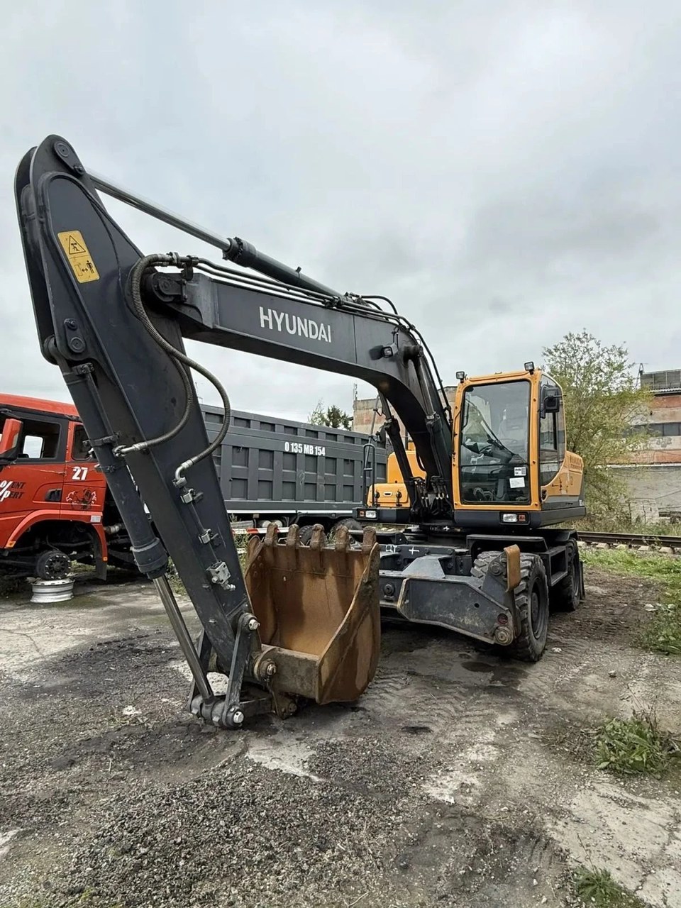 Экскаватор на колесном ходу HYUNDAI R180W-9S — Новосибирск