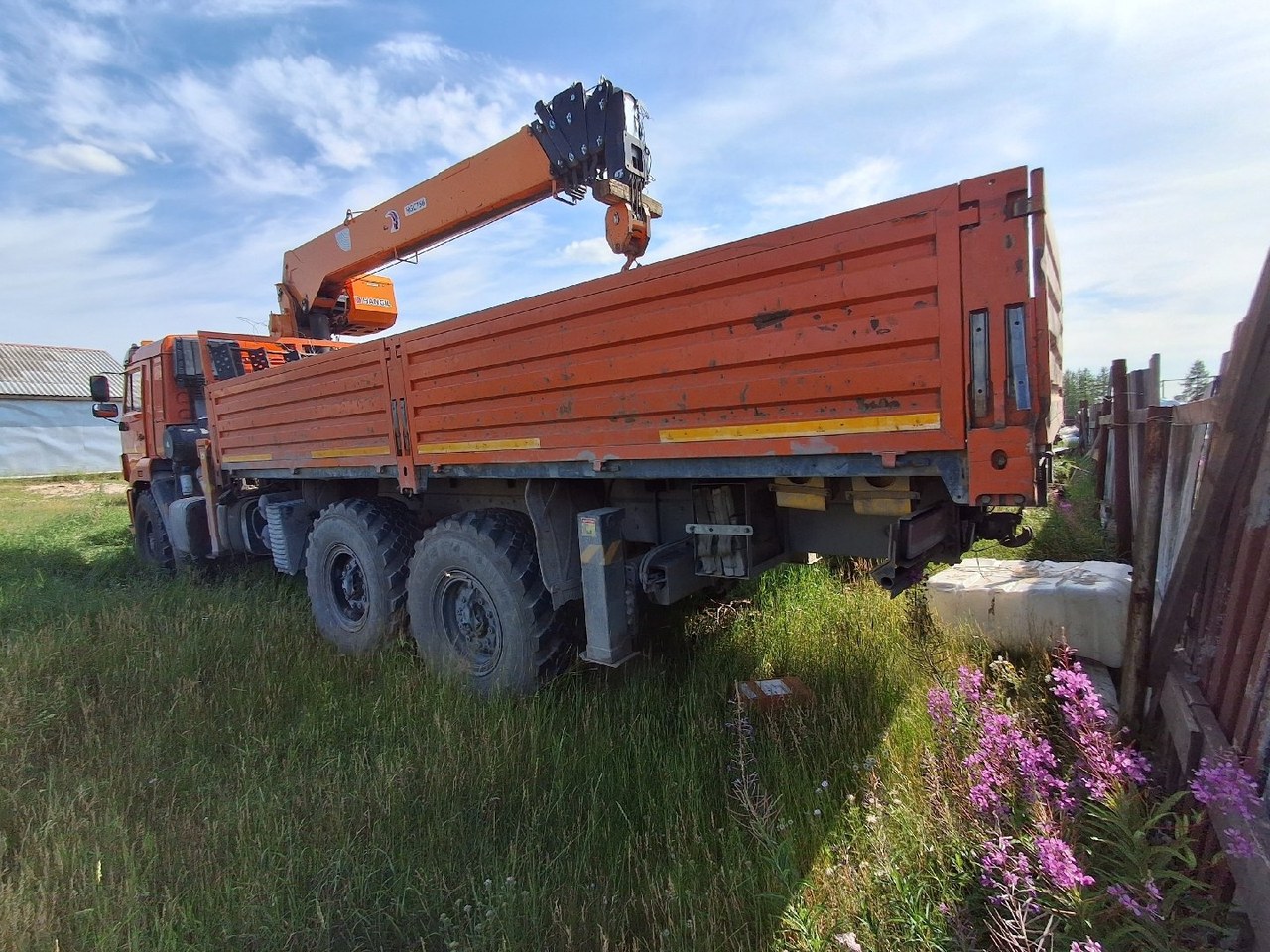 Грузовой бортовой оснащенный краном-манипулятором K1B1A6 — Новый Уренгой