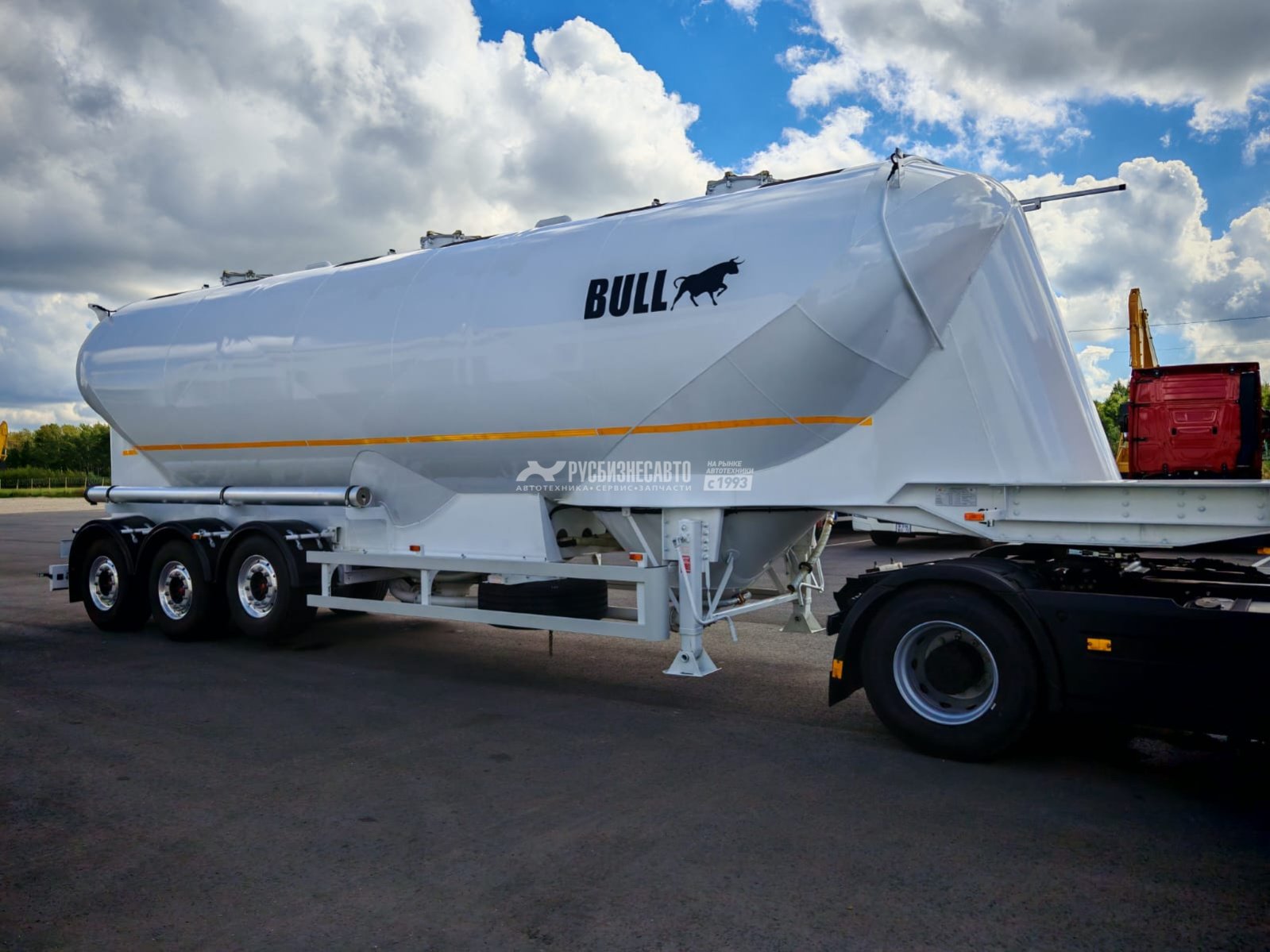 ППЦ материаловоз (мука, комбикорм) BULL (45 м3, 3 отс., алюминий, 3 оси SAF, WABCO, без компр.) — новая техника в лизинг