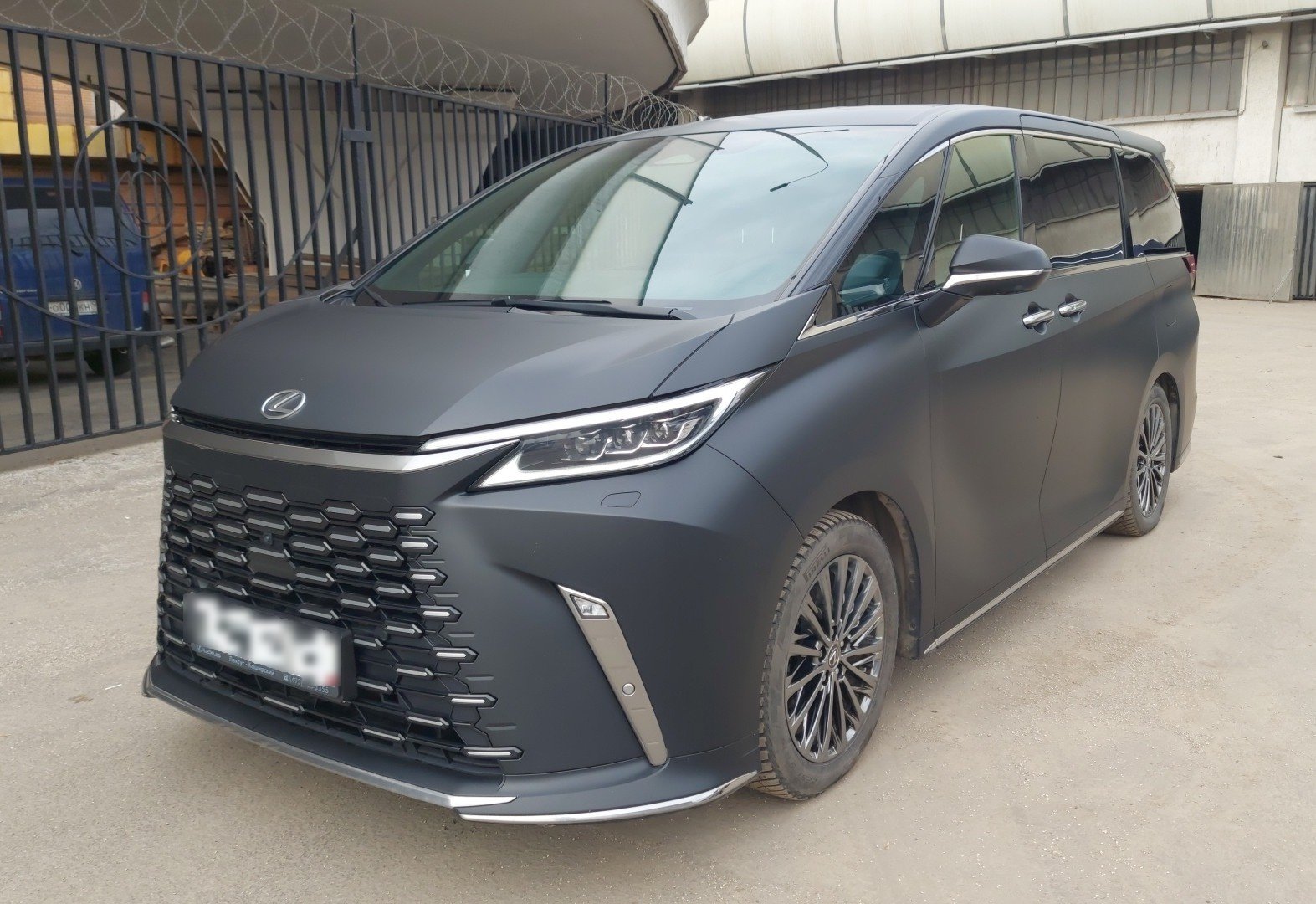LEXUS LM 350h — Москва