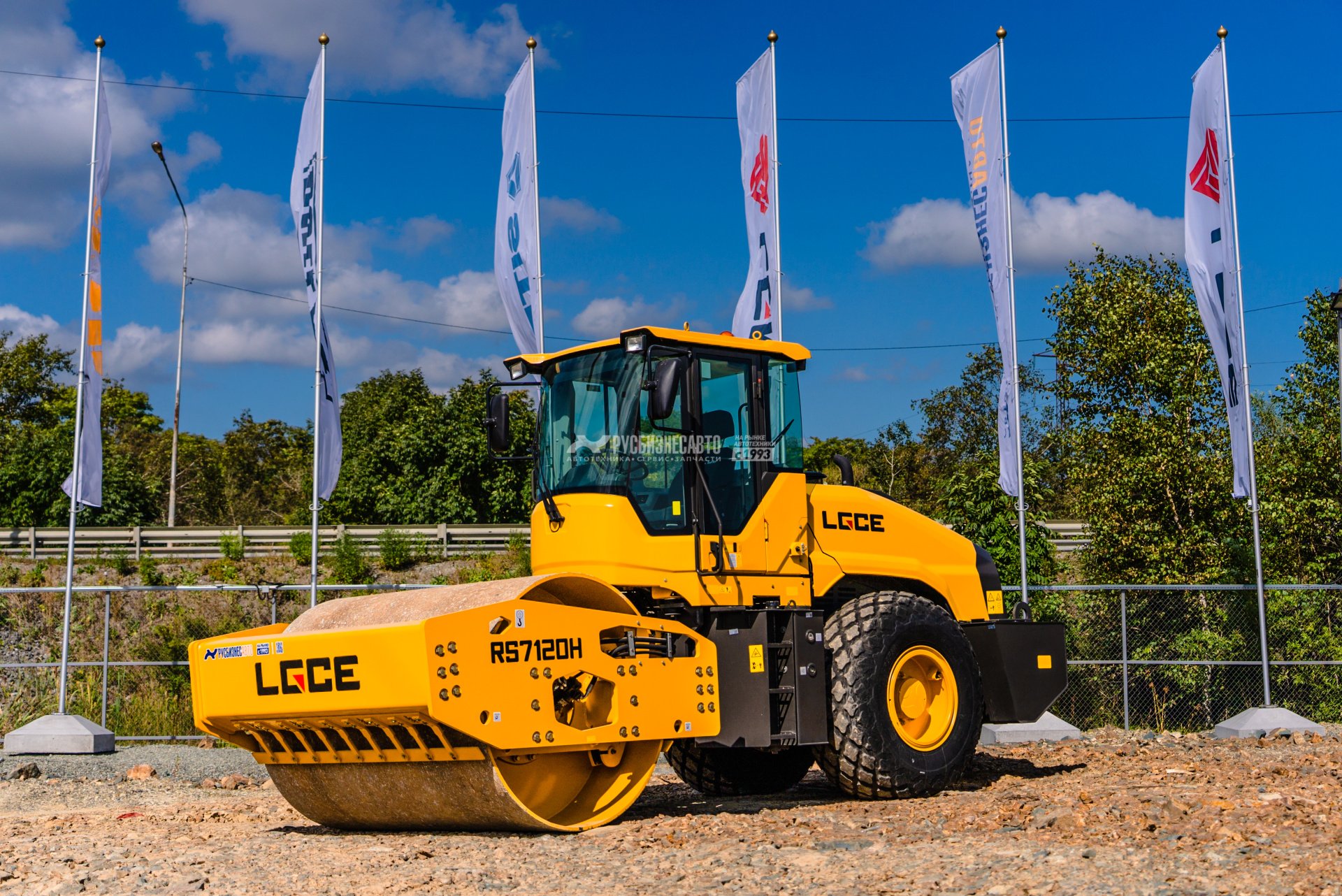 Каток грунтовый LGCE RS7120H (полный привод) — новая техника в лизинг