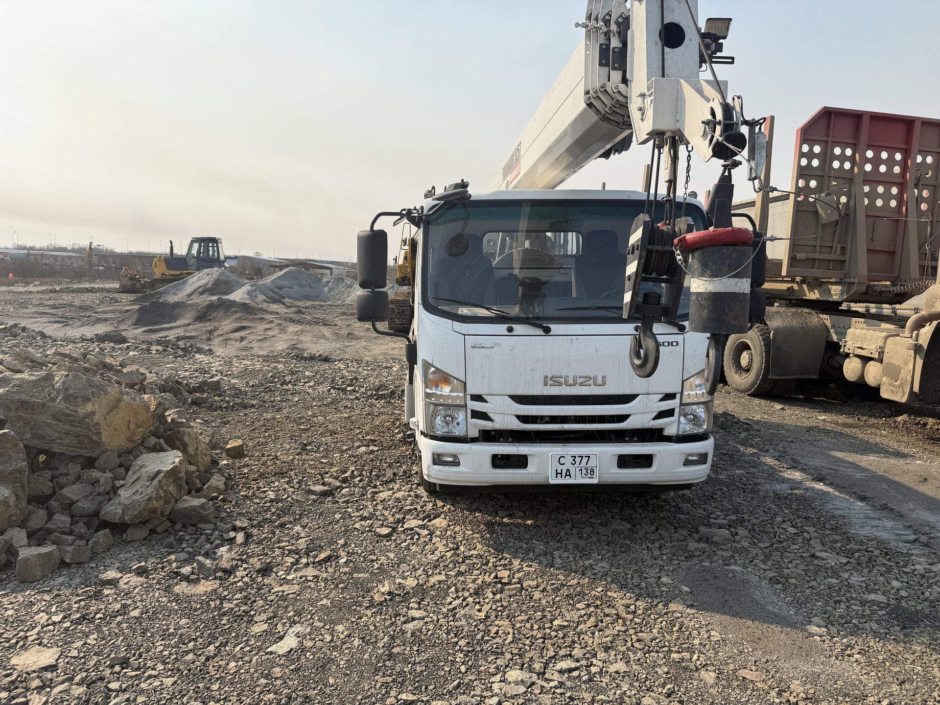 Isuzu ELF 8.3 4x2 Автокран — Хабаровск