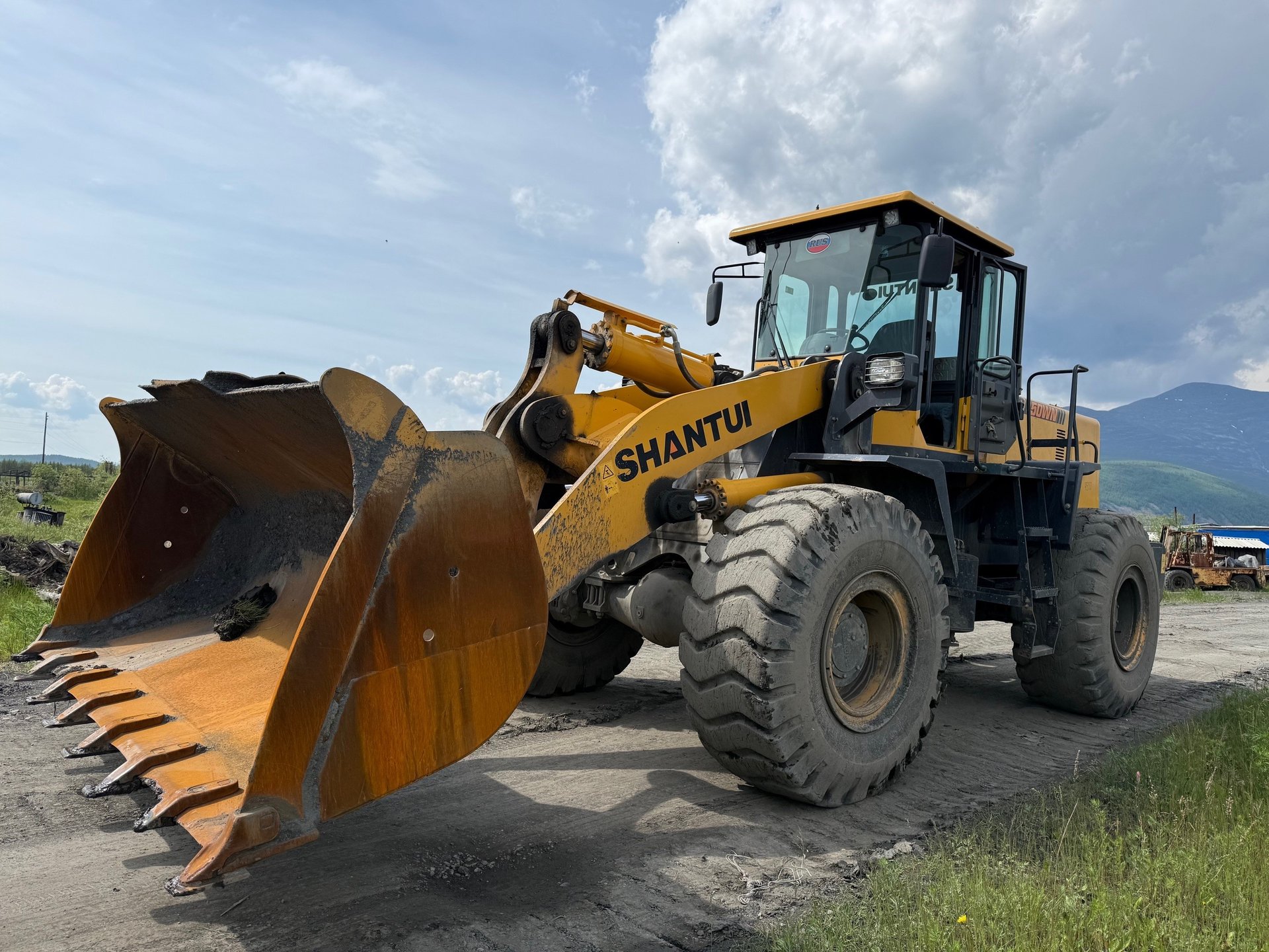 SHANTUI SL50 Фронтальный погрузчик — Якутск
