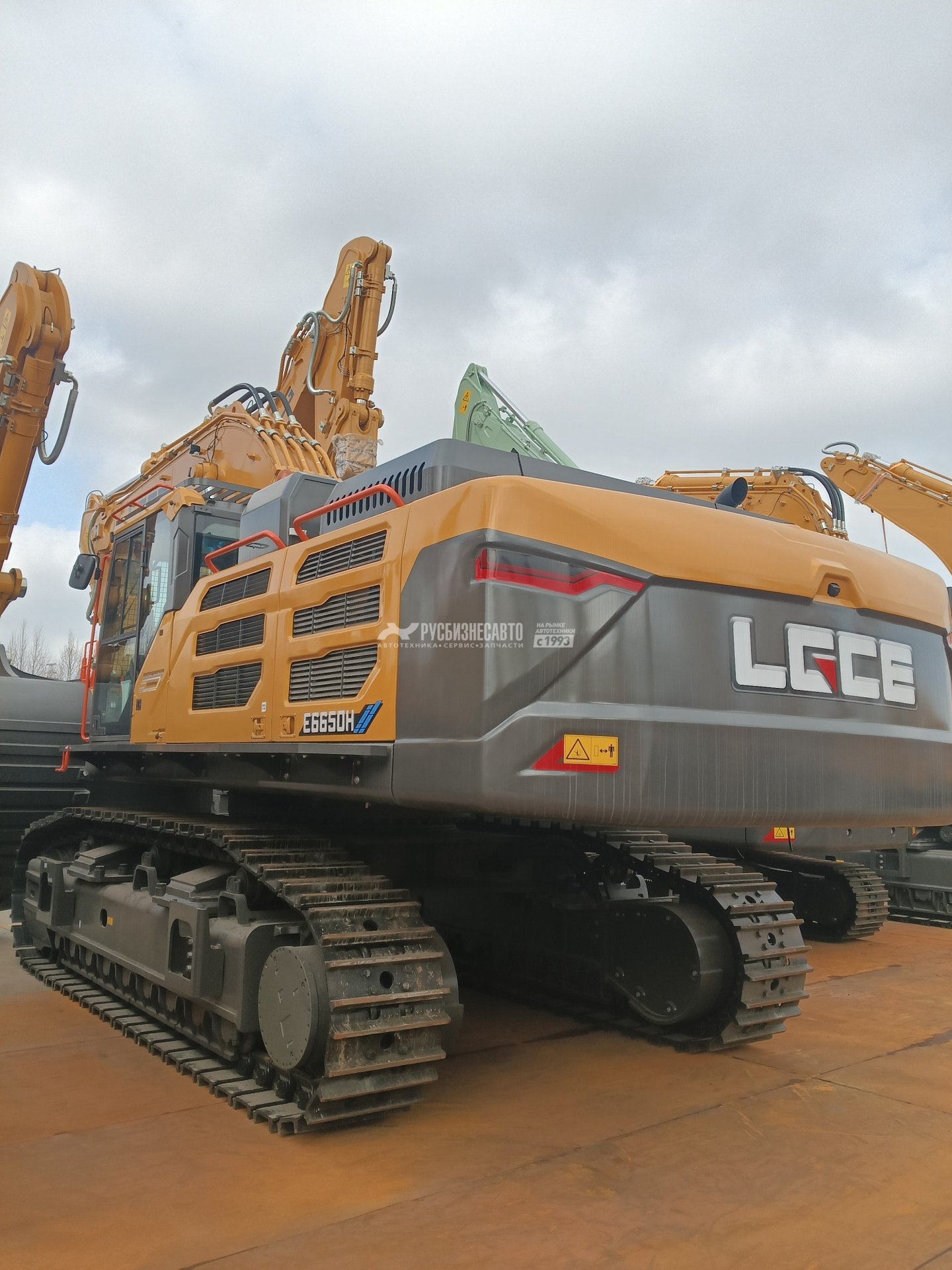 Экскаватор гусеничный LGCE E6650H — новая техника в лизинг