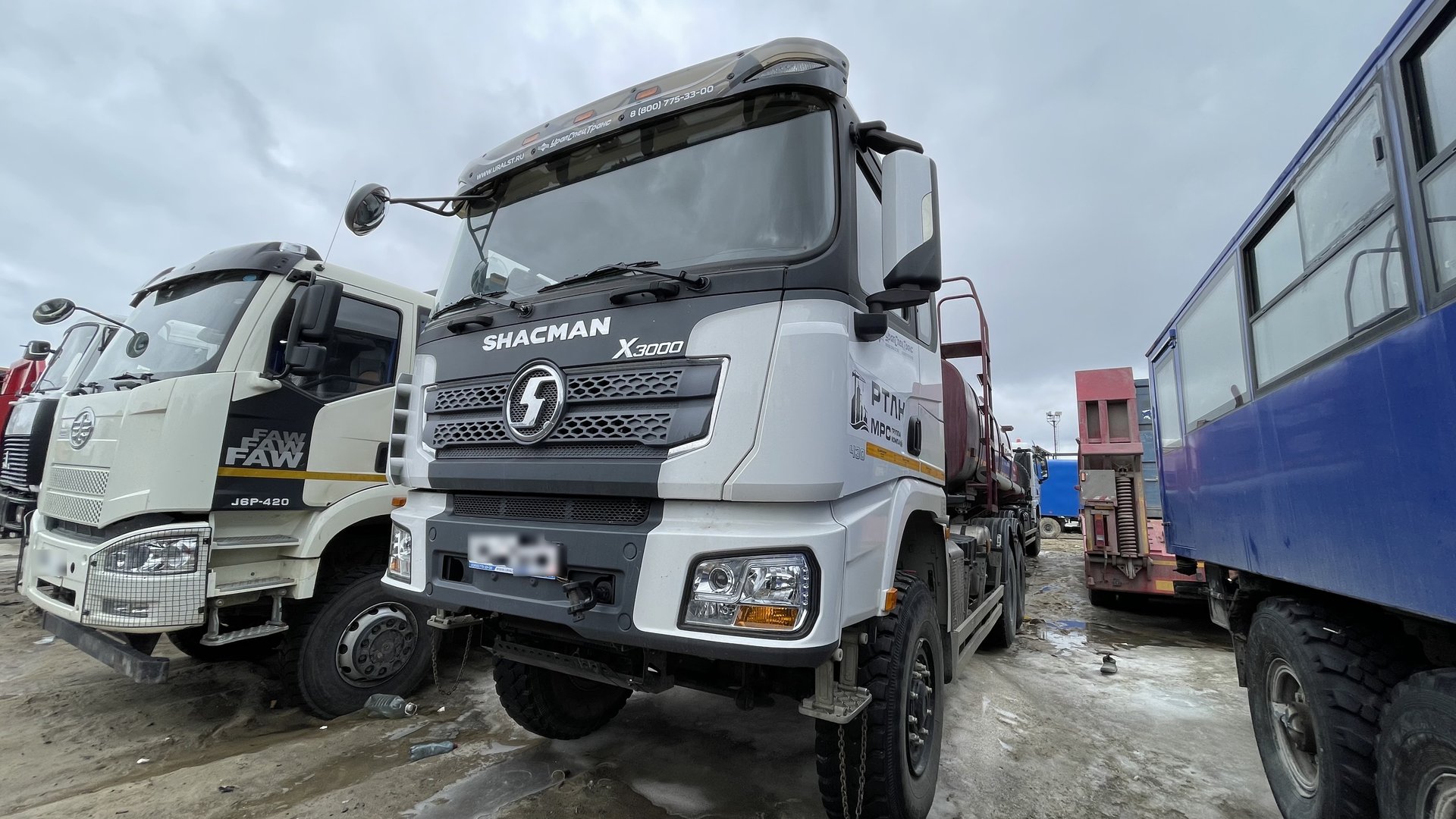 УралСпецТранс 5453* на шасси Shacman SX3258 6x6 Автоцистерна пищевая — Ямал