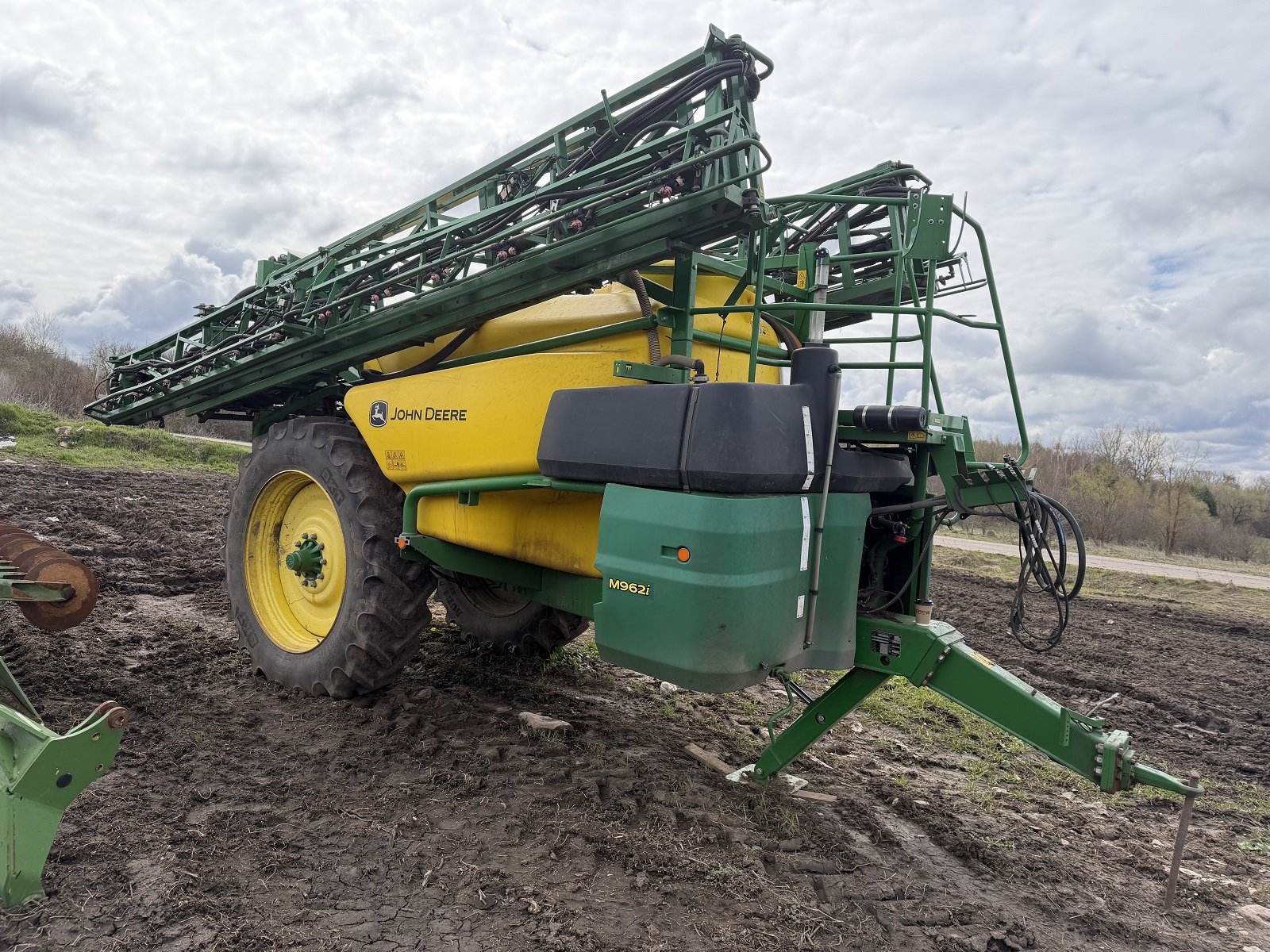 Прицепной опрыскиватель John Deere М962 — Девица