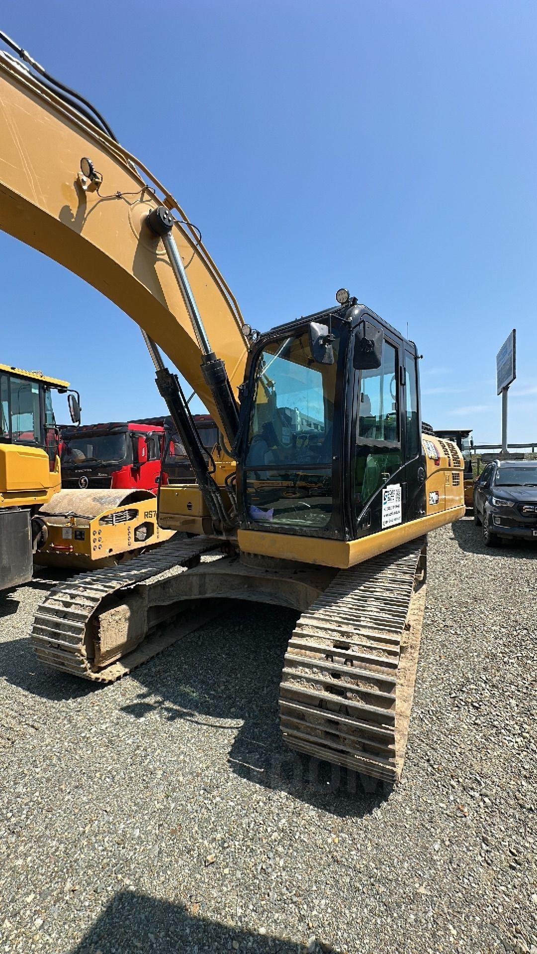 Экскаватор Caterpillar 320GX — Артем