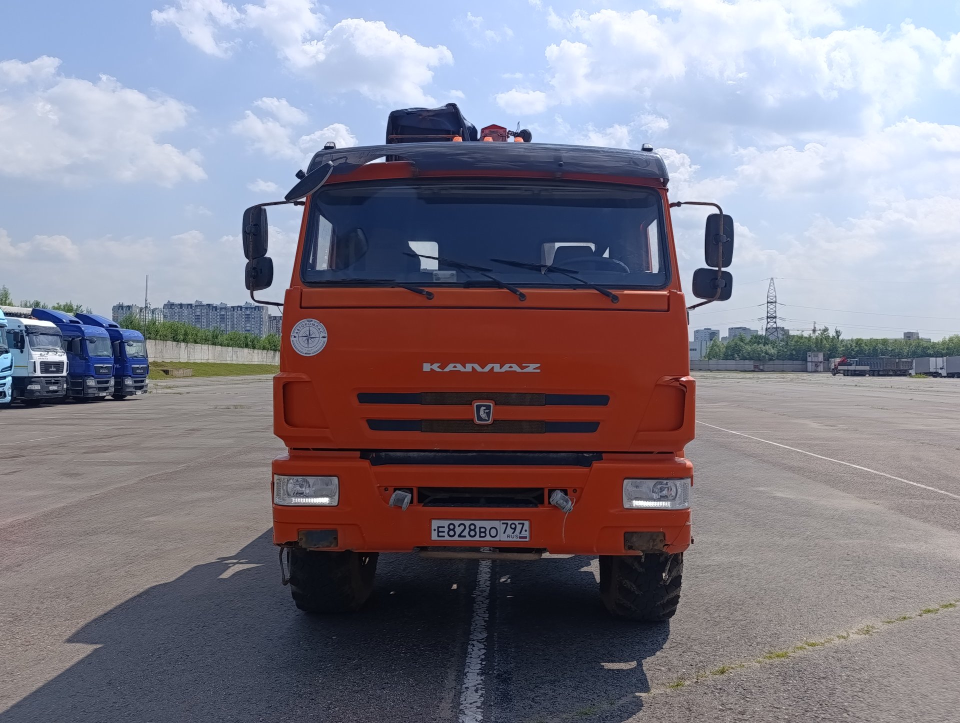 Строительные подъемные машины (СПМ) 732407 на шасси КамАЗ 43118 6x6 Бортовой с КМУ — Лобня