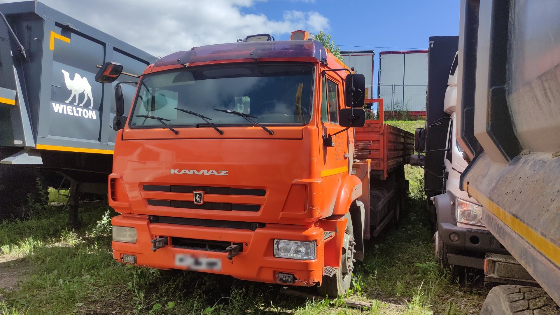 КАМАЗ 65115 6x4 Бортовой с КМУ — Москва