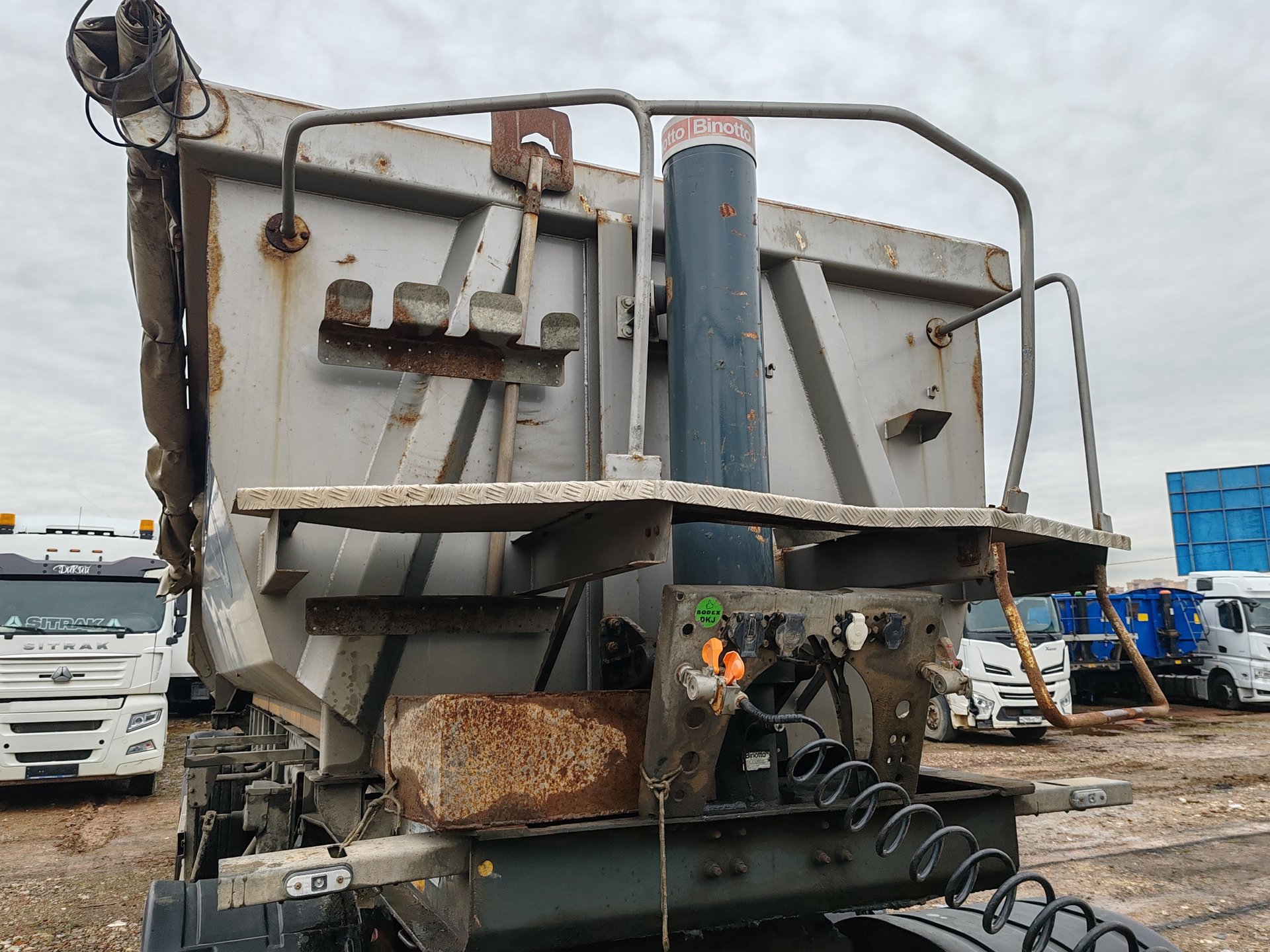 Bodex Полуприцеп самосвал KIS 3WS2 — Химки
