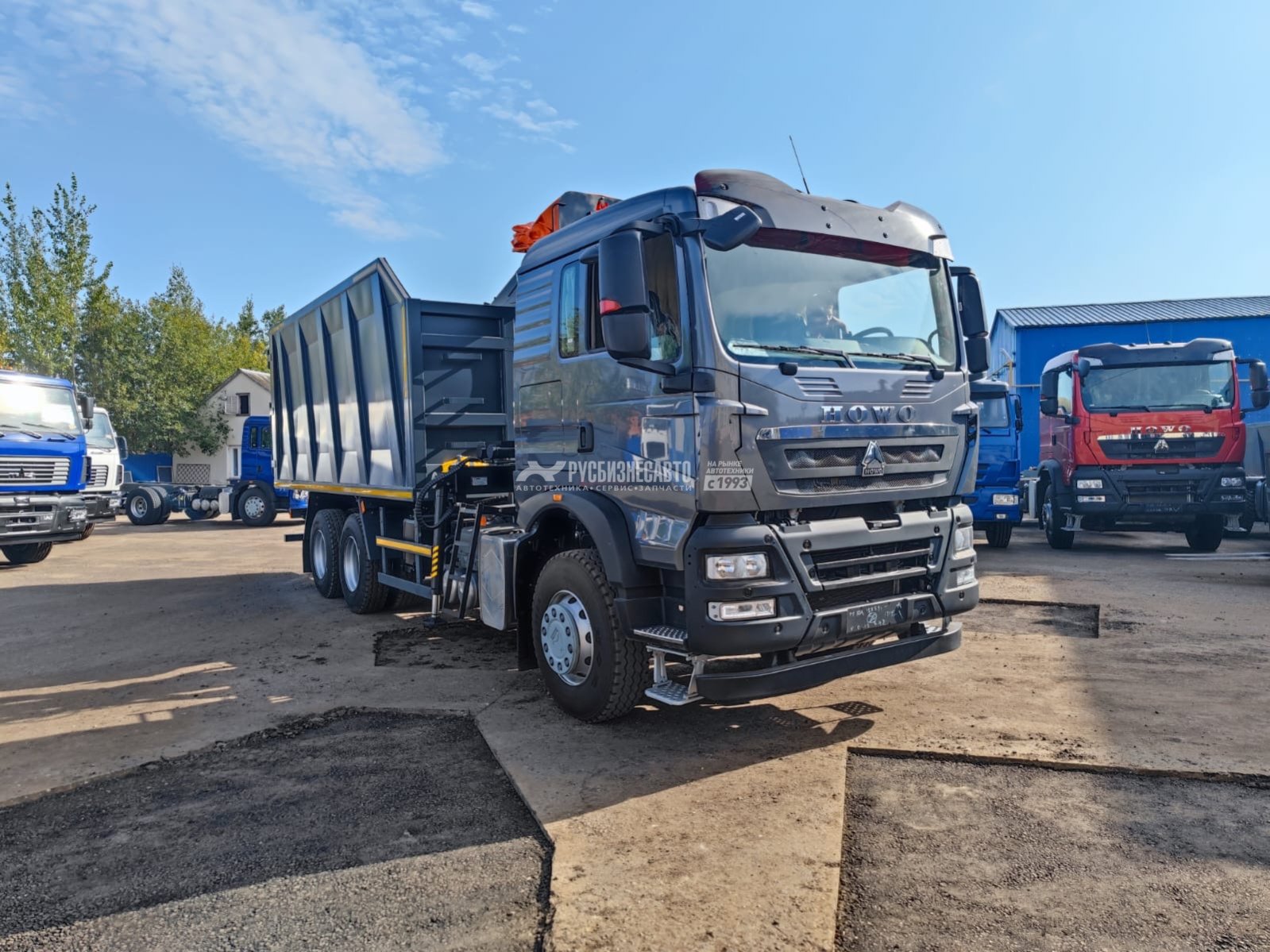 КМУ Ломовоз HOWO T5G ZZ1257V464GE1 (6x4, 400л.с., Евро-5), кузов 30 куб., Р97М, захват ГЛ-6М — новая техника в лизинг