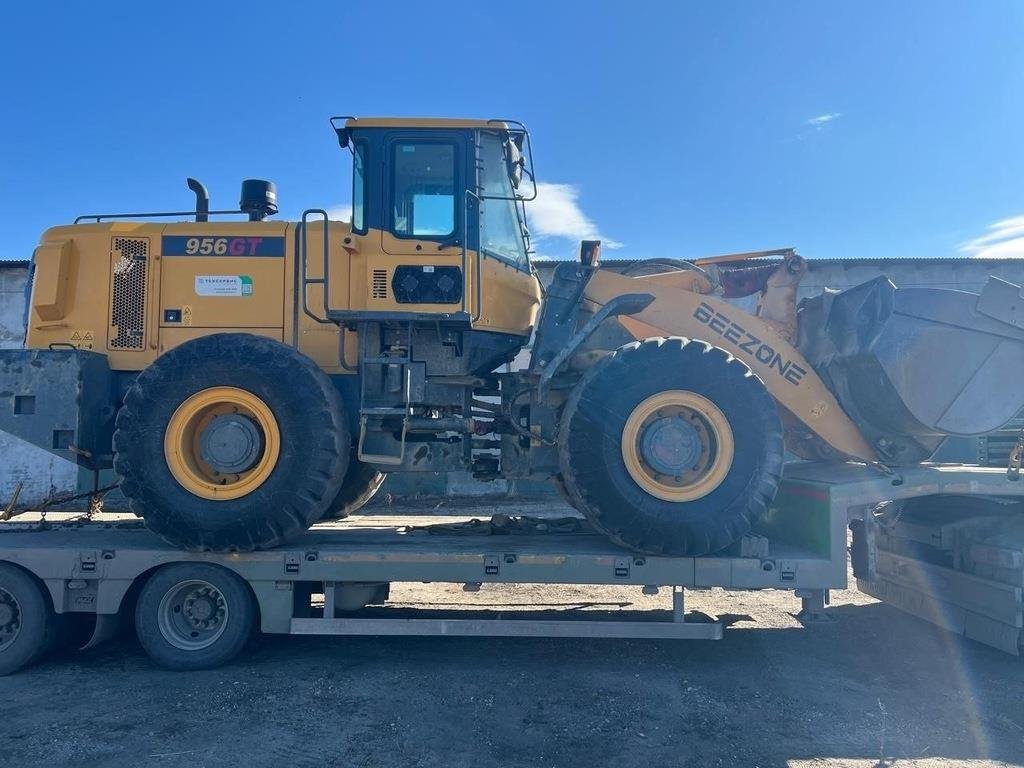 Фронтальный погрузчик BEEZONE 956GT — Свободный