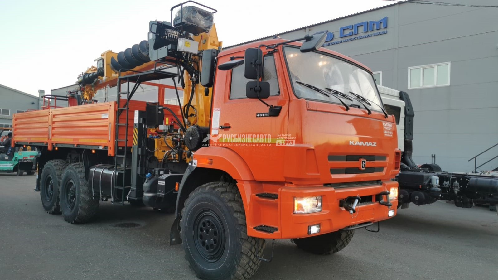 КМУ КАМАЗ 43118-3011-48 (Евро-5, без сп.м.) + SOOSAN SCS866LSву+серт.корзина+бур 400мм+борт ст6.2м. — новая техника в лизинг