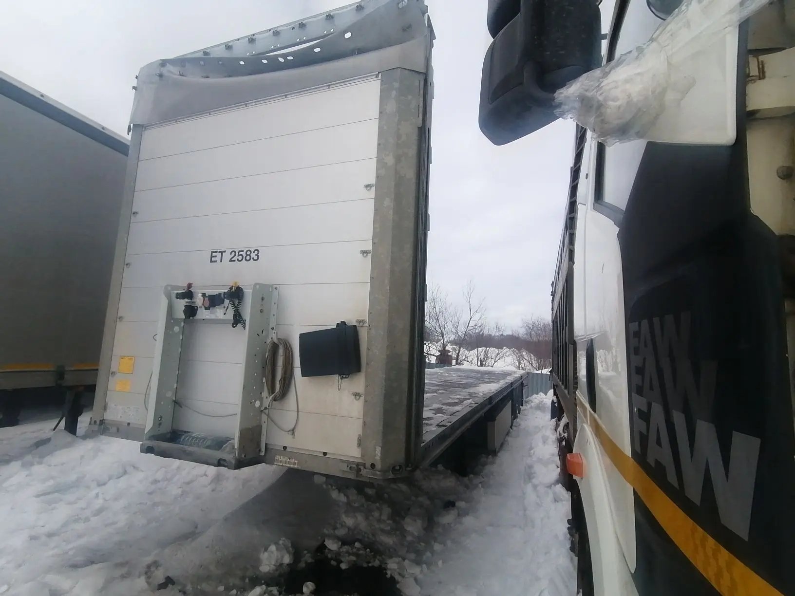 SCHMITZ CARGOBULL SCB*S3 Полуприцеп шторный — Южно-Сахалинск