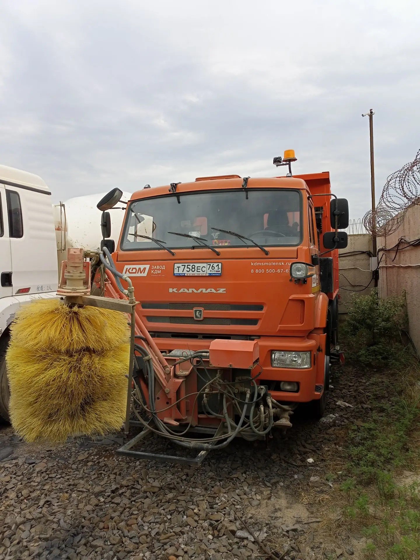 ЗАВОД КОМПЛЕКСНЫЕ ДОРОЖНЫЕ МАШИНЫ ЭД* на шасси КамАЗ 6520 6x4 КДМ — Ростовская область